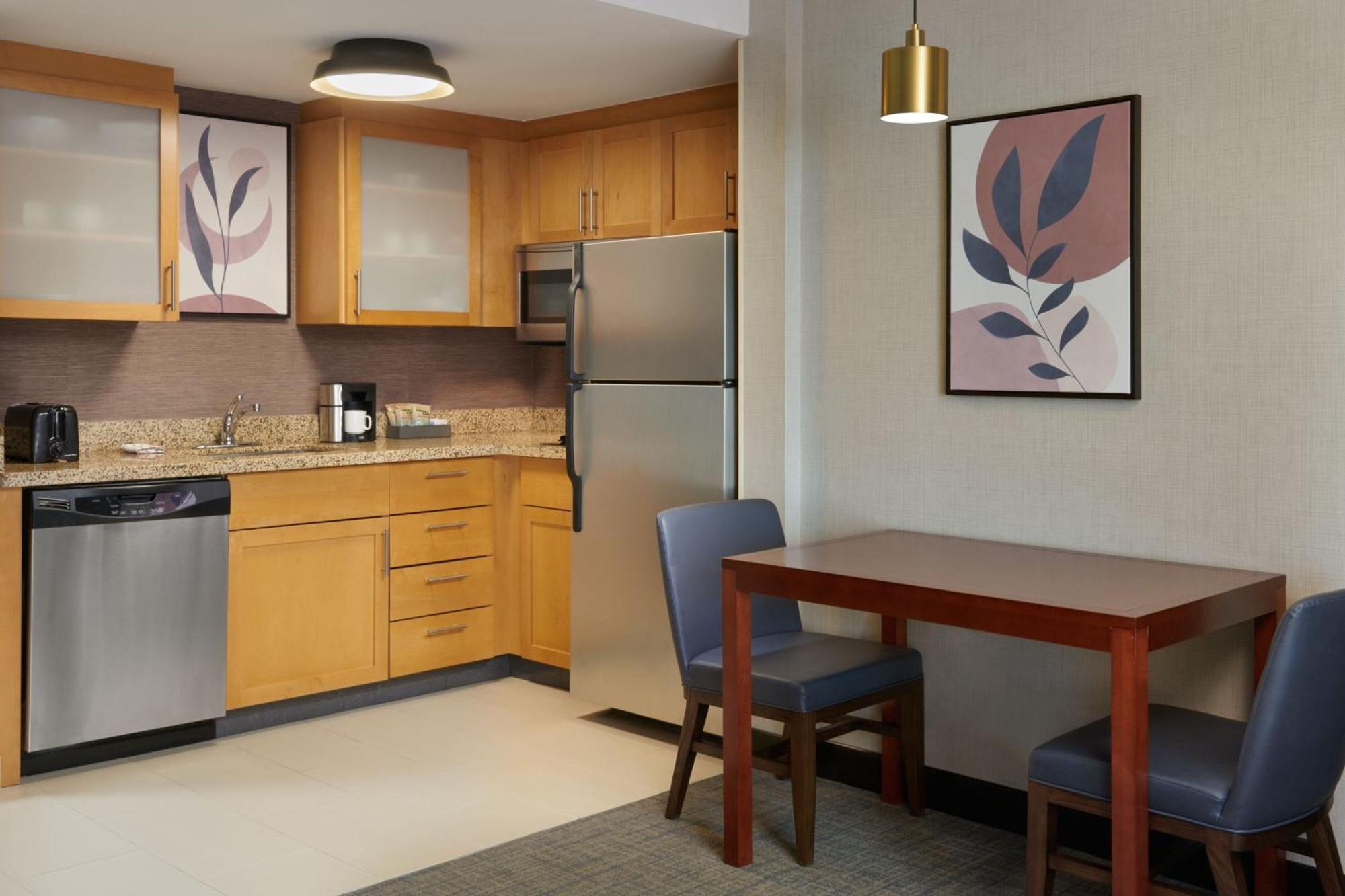 Hotel By Marriott Airport